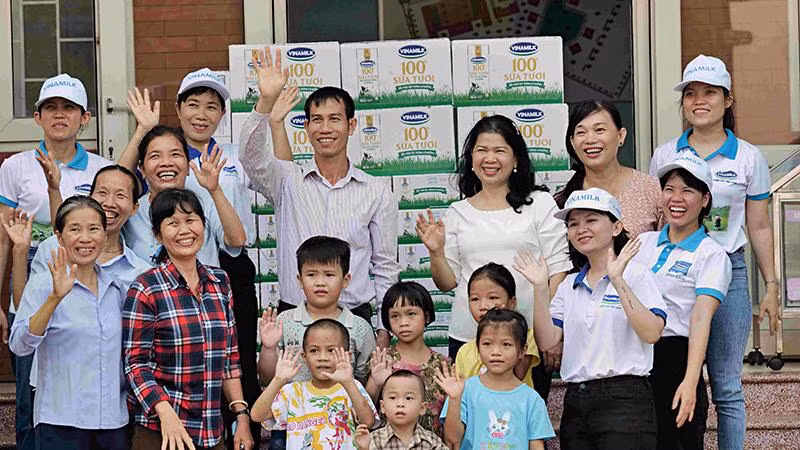Trao tặng sữa cho các em nhỏ.