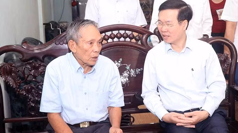 Đồng chí Võ Văn Thưởng thăm thương binh Đoàn Văn Hết tại thành phố Quy Nhơn, tỉnh Bình Định.