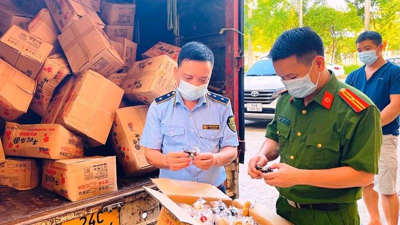 Công an tỉnh Lào Cai thu giữ lô hàng 54.000 cái bánh dẻo không rõ nguồn gốc.