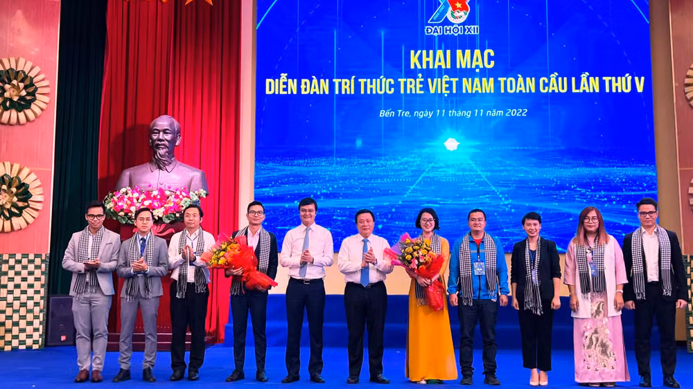 Lãnh đạo Đảng, Nhà nước tặng hoa chúc mừng Ban điều hành Mạng lưới Trí thức trẻ Việt Nam toàn cầu giai đoạn 2022-2024.