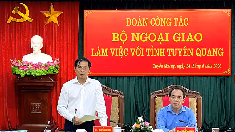 Đồng chí Bùi Thanh Sơn, Bộ trưởng Ngoại giao phát biểu tại buổi làm việc với tỉnh Tuyên Quang.