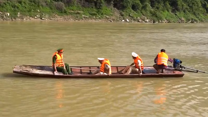 Các chiến sĩ công an Lào Cai tiếp tục tìm kiếm nạn nhân cuối cùng trong vụ lật thuyền. (Ảnh: TẤT ĐẠT)