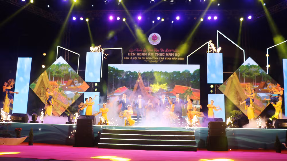 Tiết mục biểu diễn văn nghệ chào mừng Tuần lễ Văn hóa, du lịch, liên hoan ẩm thực Nam Bộ gắn với lễ hội Ok Om Bok tỉnh Trà Vinh.