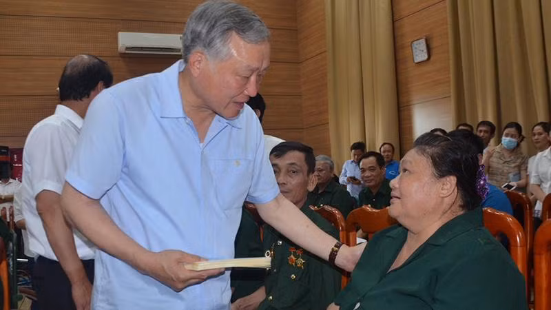 Đồng chí Nguyễn Hòa Bình tặng quà Trung tâm nuôi dưỡng thương bệnh binh nặng và điều dưỡng người có công tỉnh Hà Nam.