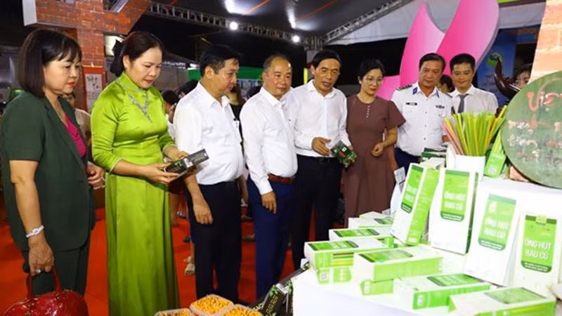 Các đại biểu tham quan các gian hàng tại hội chợ.