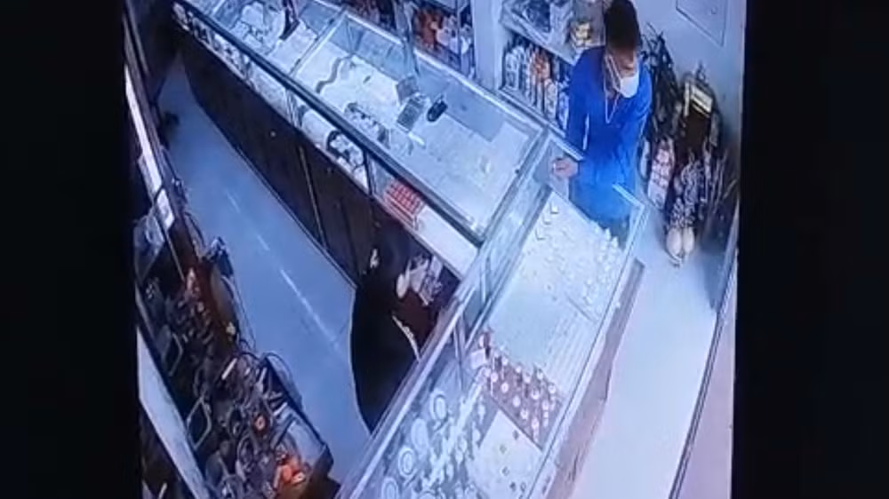 Hình ảnh đối tượng cướp tiệm vàng do camera ghi lại.