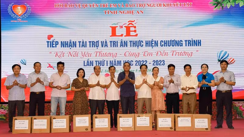 Ban tổ chức trao tặng thuốc chữa bệnh cho các cho địa phương. (Ảnh: Thu Hương) Ban tổ chức trao tặng thuốc chữa bệnh cho các cho địa phương. (Ảnh: Thu Hương)