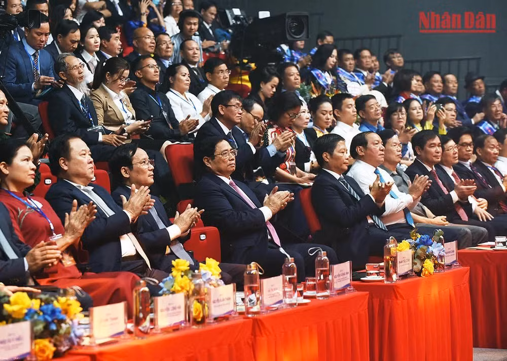 Thủ tướng Chính phủ Phạm Minh Chính, các đồng chí lãnh đạo Đảng, Nhà nước cùng các đại biểu dự lễ kỷ niệm và tôn vinh doanh nhân.