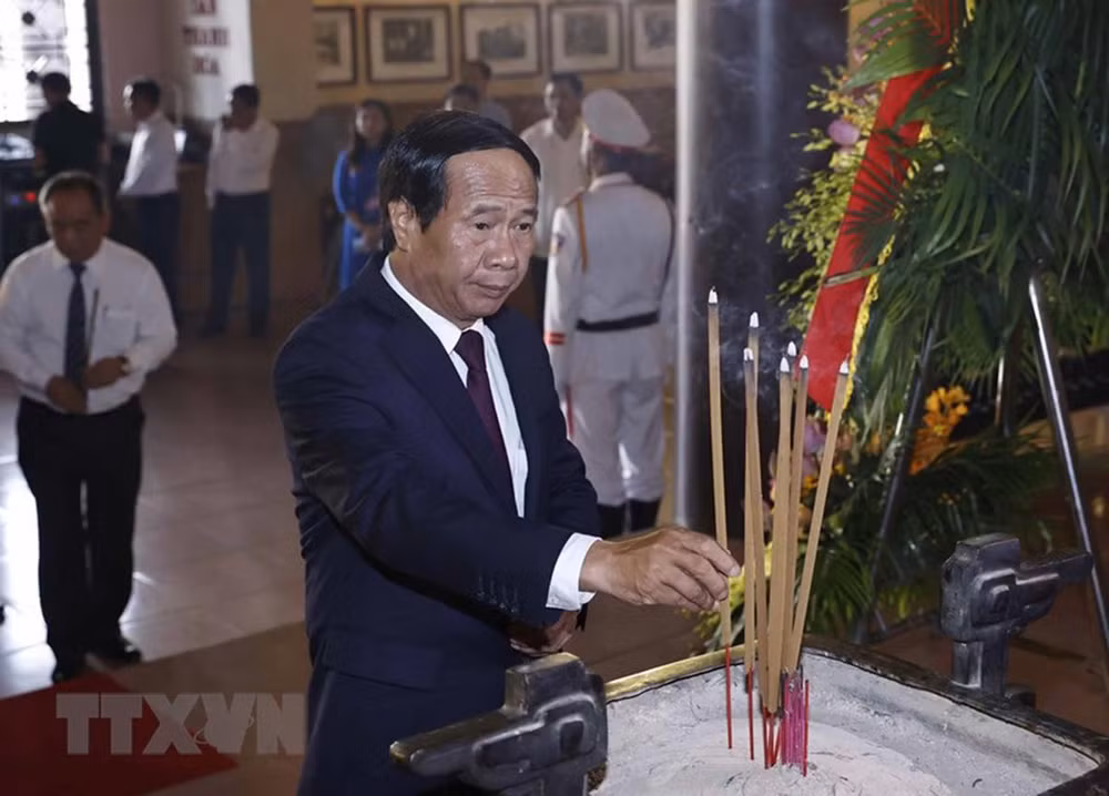 Phó Thủ tướng Lê Văn Thành dâng hương tại Khu văn hóa tưởng niệm Bác Hồ. (Ảnh: Thống Nhất/TTXVN) Phó Thủ tướng Lê Văn Thành dâng hương tại Khu văn hóa tưởng niệm Bác Hồ. (Ảnh: Thống Nhất/TTXVN)