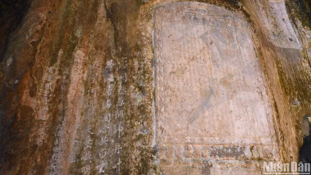 Văn bia Phổ Đà sơn linh trung Phật do Thiền sư Huệ Đạo Minh biên soạn (năm Canh Thìn, 1640) được đánh giá là có giá trị nhất nhì trong hệ thống ma nhai Ngũ Hành Sơn. Văn bia Phổ Đà sơn linh trung Phật do Thiền sư Huệ Đạo Minh biên soạn (năm Canh Thìn, 1640) được đánh giá là có giá trị nhất nhì trong hệ thống ma nhai Ngũ Hành Sơn.