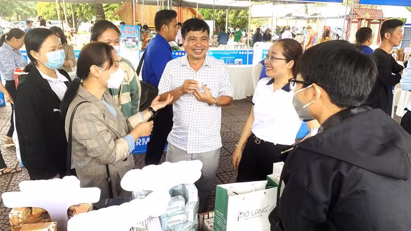 Các bạn trẻ gặp gỡ, trao đổi kinh nghiệm về khởi nghiệp, khởi sự kinh doanh tại Ngày hội.