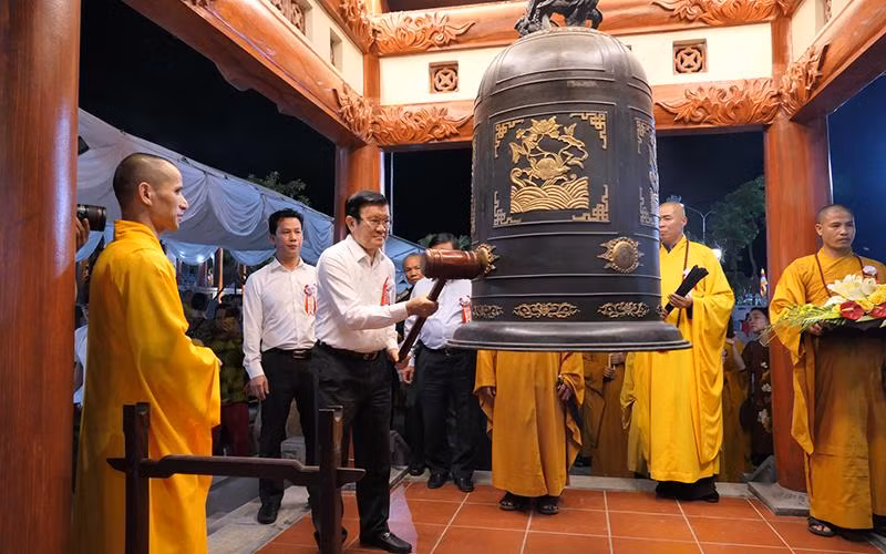 Nguyên Chủ tịch nước Trương Tấn Sang thỉnh chuông tại Đền thờ các Anh hùng, liệt sĩ trước khi diễn ra lễ cầu siêu.