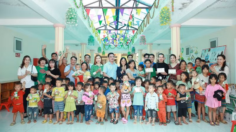 Ngoài các suất học bổng, các em nhỏ ở địa phương cũng được tặng những sản phẩm sữa dinh dưỡng Vinamilk. Ngoài các suất học bổng, các em nhỏ ở địa phương cũng được tặng những sản phẩm sữa dinh dưỡng Vinamilk.