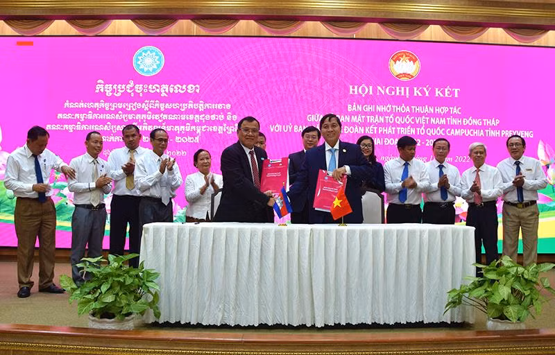 Lãnh đạo tổ chức Mặt trận 2 tỉnh Đồng Tháp và Prey Veng thực hiện ký kết Bản ghi nhớ thoả thuận hợp tác. (Ảnh: HỮU NGHĨA) Lãnh đạo tổ chức Mặt trận 2 tỉnh Đồng Tháp và Prey Veng thực hiện ký kết Bản ghi nhớ thoả thuận hợp tác. (Ảnh: HỮU NGHĨA)