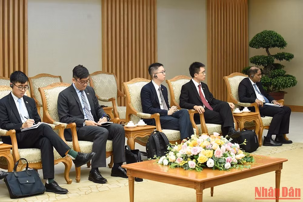 Các thành viên trong đoàn của Chính phủ Singapore tham dự buổi tiếp. Các thành viên trong đoàn của Chính phủ Singapore tham dự buổi tiếp.