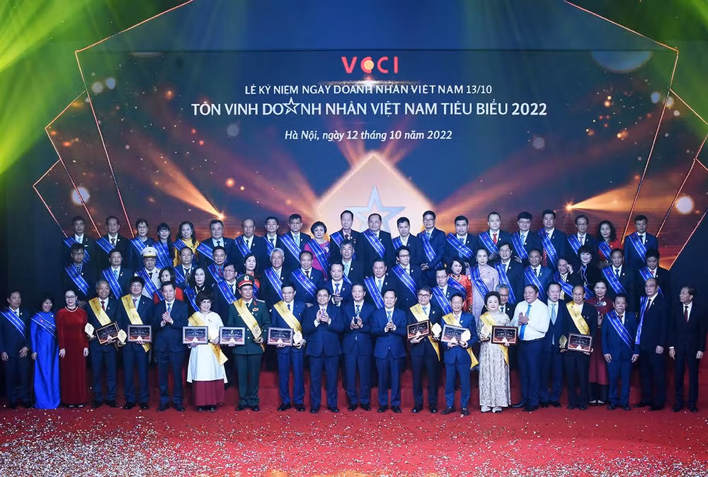 60 Doanh nhân Việt Nam tiêu biểu được tôn vinh năm 2022 có doanh thu hơn 1,2 triệu tỷ đồng, vốn chủ sở hữu trên 722 nghìn tỷ đồng, nộp ngân sách nhà nước gần 148 nghìn tỷ đồng, lợi nhuận sau thuế hơn 70 nghìn tỷ đồng và số lao động hơn 251.000 người.