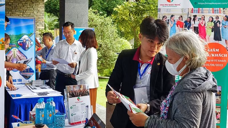 Người dân tìm hiểu các chương trình khuyến mãi tại sự kiện. Người dân tìm hiểu các chương trình khuyến mãi tại sự kiện.