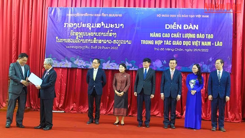 Ký kết hợp tác giữa các cơ quan quản lý giáo dục và các cơ sở giáo dục đại học của Việt Nam và Lào. (Ảnh: TRỊNH DŨNG)