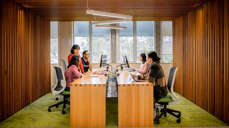 Giáo sư Ly Tran và sinh viên quốc tế ở Burwood campus, Đại học Deakin. Giáo sư Ly Tran và sinh viên quốc tế ở Burwood campus, Đại học Deakin.