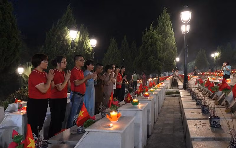 Đồng đảo người dân đến thắp nến tri ân các Anh hùng, liệt sĩ.