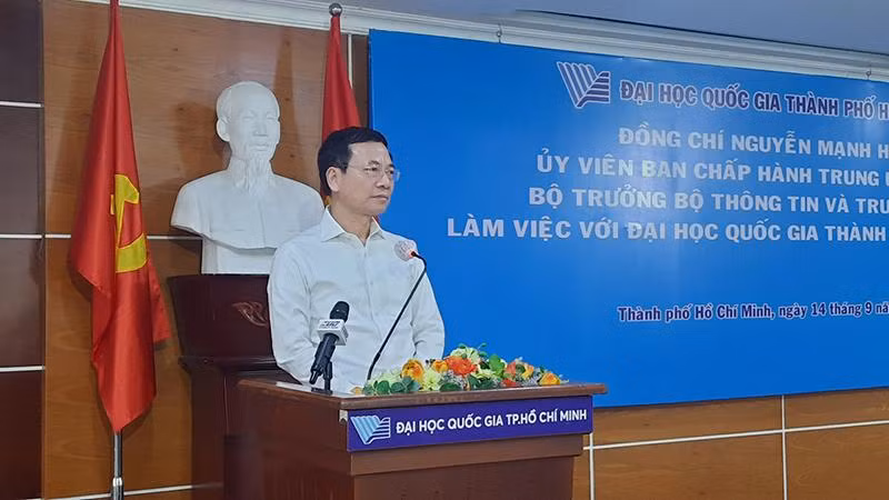 Đồng chí Nguyễn Mạnh Hùng, Bộ trưởng Thông tin và Truyền thông phát biểu tại buổi làm việc. 