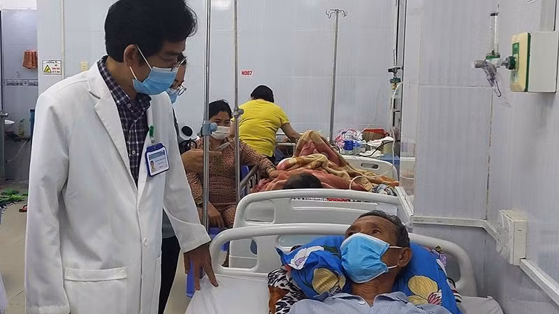 Bệnh nhân L.V.D (ngụ xã An Ngãi Trung, huyện Ba Tri) đang điều trị tại Bệnh viện Đa khoa Nguyễn Đình Chiểu do ngộ độc rượu. Bệnh nhân L.V.D (ngụ xã An Ngãi Trung, huyện Ba Tri) đang điều trị tại Bệnh viện Đa khoa Nguyễn Đình Chiểu do ngộ độc rượu.