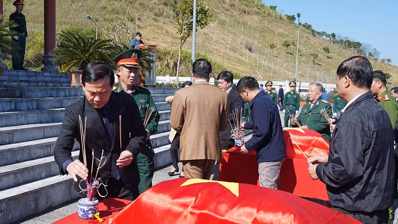 Lãnh đạo huyện Vân Hồ và gia đình dâng hương tưởng nhớ các liệt sĩ. Lãnh đạo huyện Vân Hồ và gia đình dâng hương tưởng nhớ các liệt sĩ.