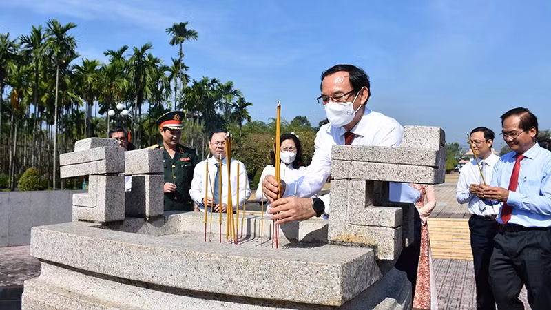 Đồng chí Nguyễn Văn Nên dâng hương tại Khu Di tích lịch sử quốc gia Ngã Ba Giồng.