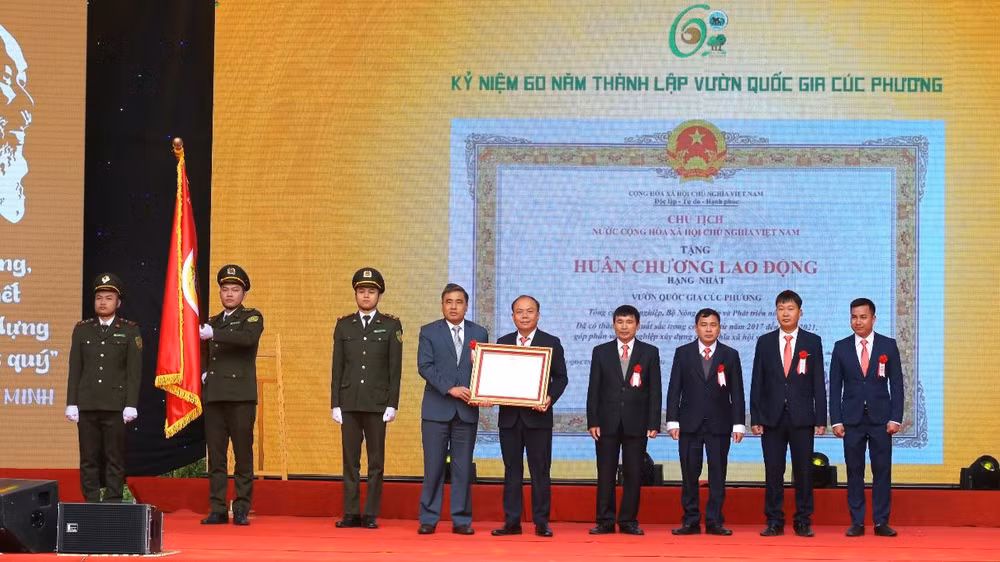 Vườn quốc gia Cúc Phương vinh dự đón nhận Huân chương Lao động hạng Nhất.