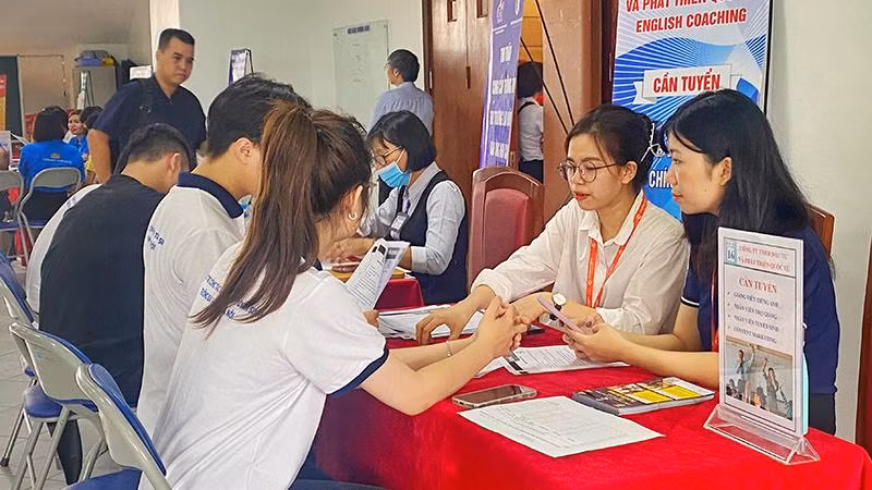 Phiên giao dịch việc làm cũng là cơ hội cho đơn vị tổ chức và các doanh nghiệp tuyển dụng nắm bắt rõ tâm tư, nguyện vọng việc làm của các bạn sinh viên. Phiên giao dịch việc làm cũng là cơ hội cho đơn vị tổ chức và các doanh nghiệp tuyển dụng nắm bắt rõ tâm tư, nguyện vọng việc làm của các bạn sinh viên.