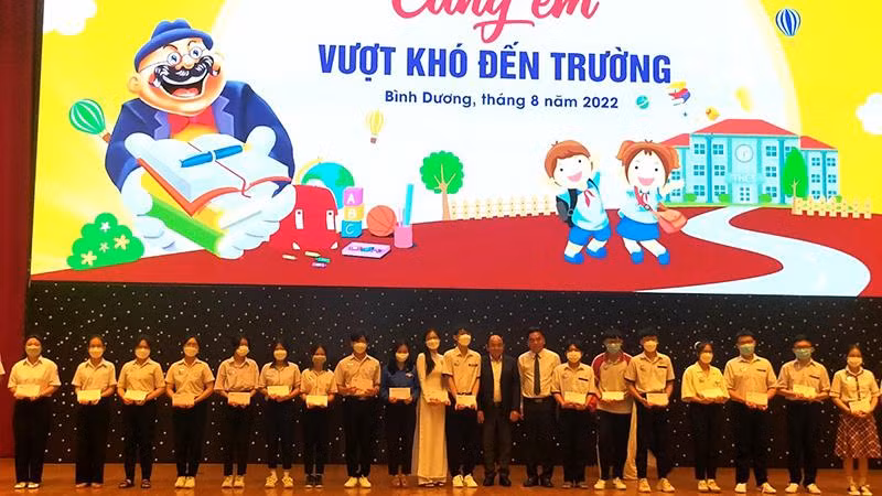 Lãnh đạo Ủy ban nhân dân tỉnh Bình Dương trao học bổng cho các em học sinh tại Chương trình “Tiếp sức đến trường”.