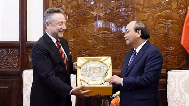 Chủ tịch nước Nguyễn Xuân Phúc tặng quà cho Đại sứ Cộng hòa Séc Vitezslav Grepl. (Ảnh: Thống Nhất/TTXVN)