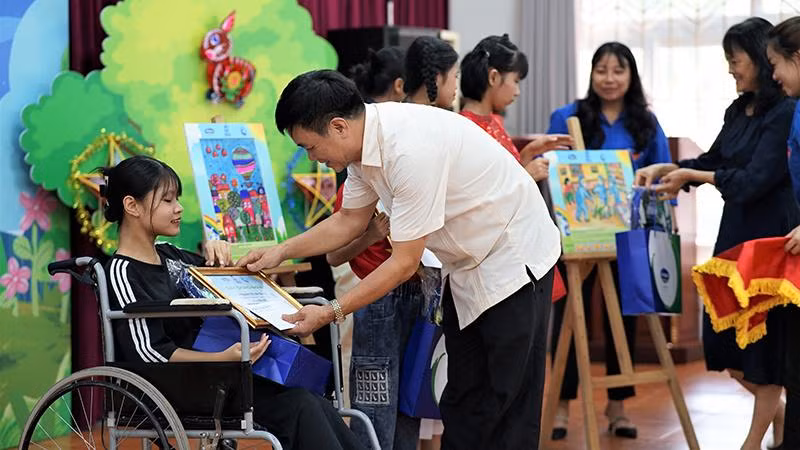 Em Nguyễn Thị Vân Giang - giải Nhì cuộc thi vẽ tranh nhận bằng khen và quà tặng khích lệ từ Giám đốc Quỹ bảo trợ trẻ em Việt Nam. Em Nguyễn Thị Vân Giang - giải Nhì cuộc thi vẽ tranh nhận bằng khen và quà tặng khích lệ từ Giám đốc Quỹ bảo trợ trẻ em Việt Nam.