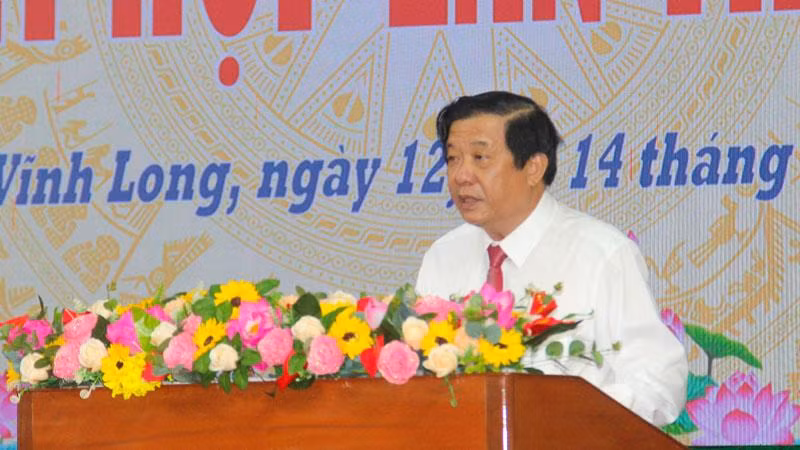 Đồng chí Bùi Văn Nghiêm, Ủy viên Trung ương Đảng, Chủ tịch Hội đồng nhân dân tỉnh, Bí thư Tỉnh ủy Vĩnh Long phát biểu khai mạc. (Ảnh: BÁ DŨNG)