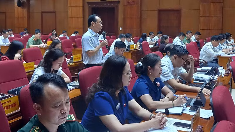 Đại biểu Hội đồng nhân dân tỉnh Cao Bằng phát biểu góp ý các tờ trình và dự thảo nghị quyết.