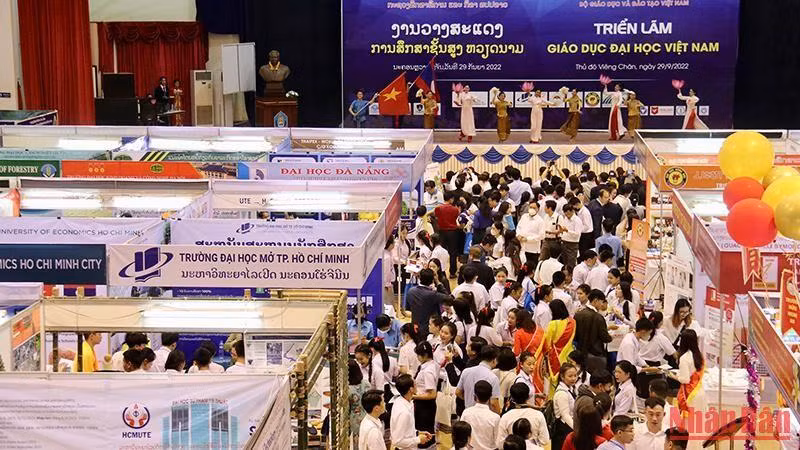 Triển lãm giáo dục đại học Việt Nam 2022 thu hút hàng nghìn học sinh Trung học phổ thông của Thủ đô Vientiane tới tìm hiểu thông tin. (Ảnh: TRỊNH DŨNG)