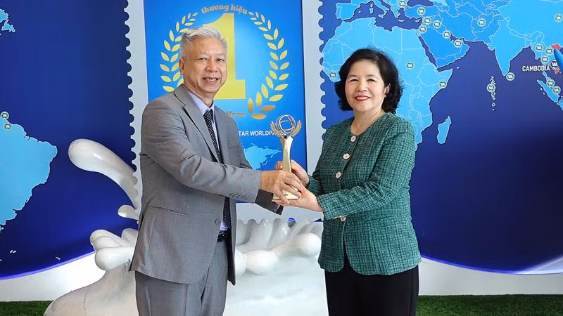 Bà Mai Kiều Liên đón nhận giải thưởng Doanh nhân xuất sắc 2022. Bà Mai Kiều Liên đón nhận giải thưởng Doanh nhân xuất sắc 2022.