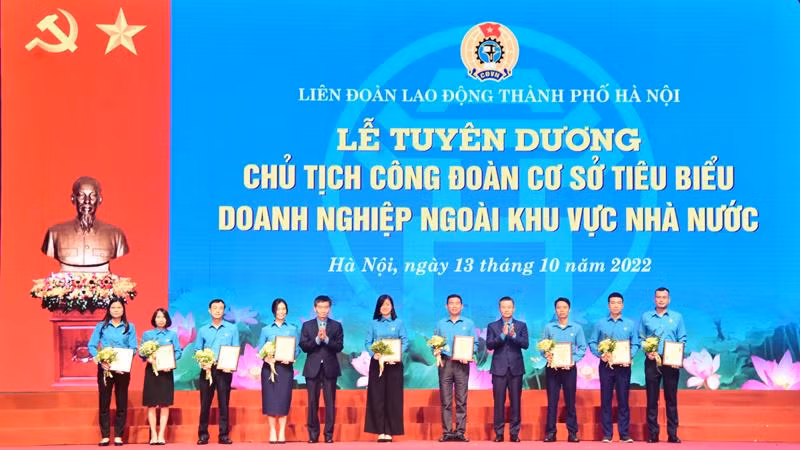 Ban Tổ chức trao Chứng nhận Chủ tịch Công đoàn cơ sở doanh nghiệp ngoài khu vực nhà nước tiêu biểu năm 2022.