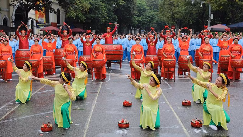 Màn đồng diễn của hơn 2.000 hội viên Hội Sức khỏe ngoài trời người trung, cao tuổi thành phố Hà Nội.