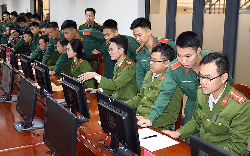 Tuổi trẻ lực lượng công an, quân đội trao đổi kinh nghiệm đấu tranh, phản bác các quan điểm sai trái, thù địch trên không gian mạng.