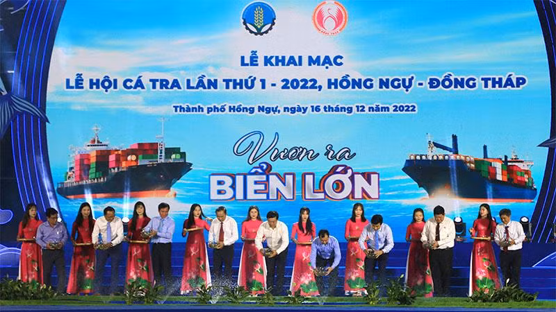 Các đại biểu thực hiện nghi thức thả cá khai mạc Lễ hội cá tra lần thứ I. Các đại biểu thực hiện nghi thức thả cá khai mạc Lễ hội cá tra lần thứ I.