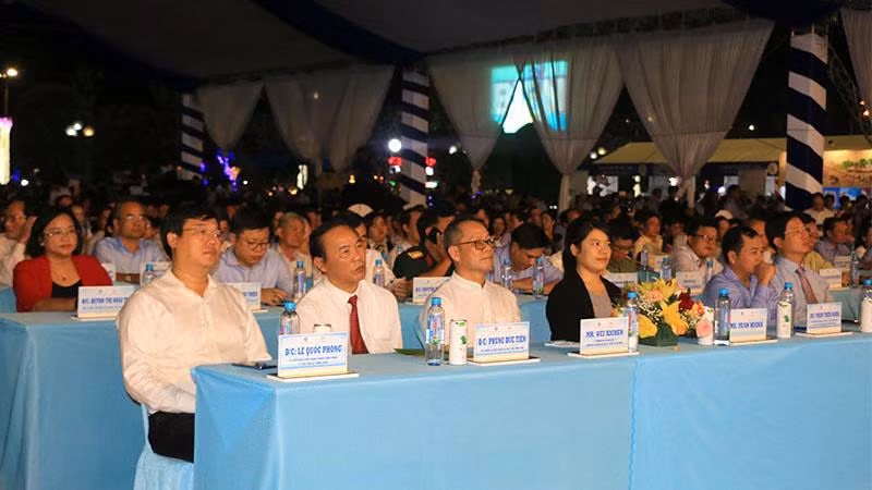 Các đại biểu dự lễ khai mạc.