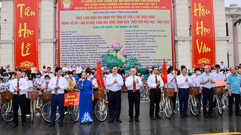 Lãnh đạo tỉnh Nam Định và đại diện Quỹ Khuyến học, khuyến tài tỉnh trao học bổng bằng xe đạp cho các em học sinh nghèo hiếu học. Lãnh đạo tỉnh Nam Định và đại diện Quỹ Khuyến học, khuyến tài tỉnh trao học bổng bằng xe đạp cho các em học sinh nghèo hiếu học.