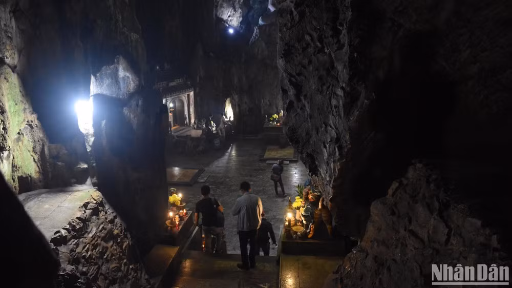 Động Huyền Không là động có nhiều ma nhai nhất tại Ngũ Hành Sơn. Động Huyền Không là động có nhiều ma nhai nhất tại Ngũ Hành Sơn.