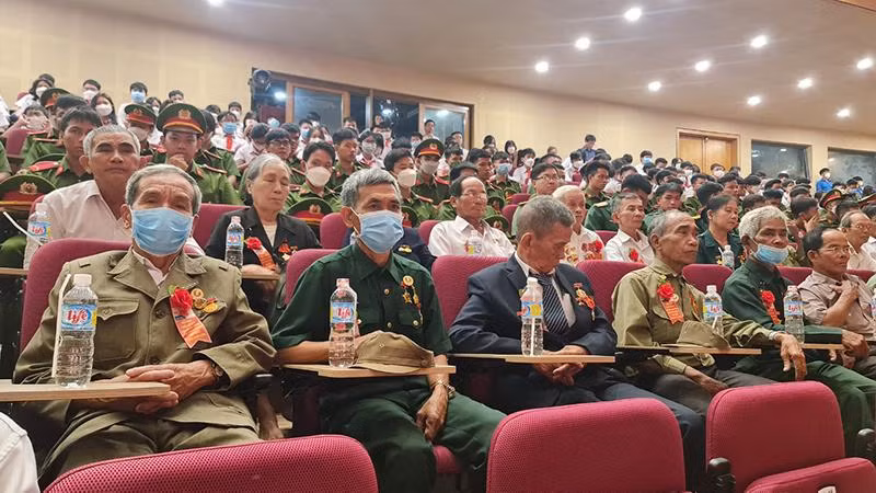 Hơn 300 đại biểu là người có công, thương binh, đại diện gia đình liệt sĩ... dự Hội nghị.