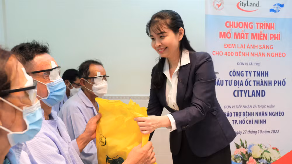 Đại diện CityLand tặng quà cho bệnh nhân. Đại diện CityLand tặng quà cho bệnh nhân.
