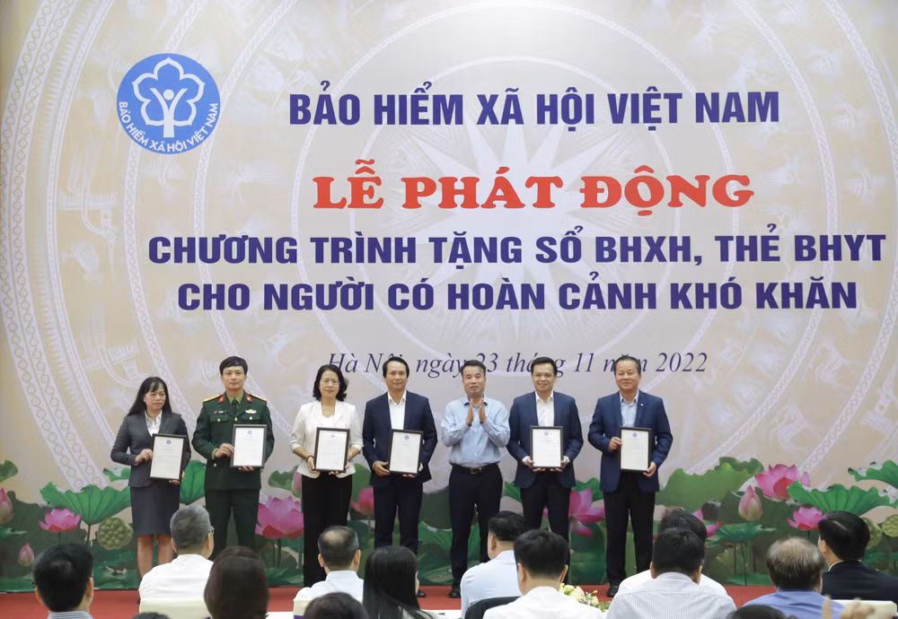 Tổng Giám đốc Nguyễn Thế Mạnh tiếp nhận sổ bảo hiểm xã hội và thẻ bảo hiểm y tế do các doanh nghiệp hỗ trợ cho người có hoàn cảnh khó khăn.