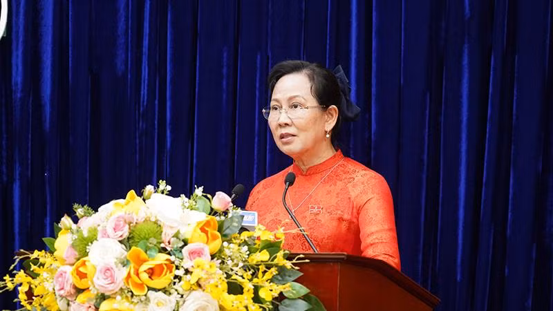 Đồng chí Lê Thị Thủy, Ủy viên Trung ương Đảng, Bí thư Tỉnh ủy, Chủ tịch Hội đồng nhân dân tỉnh Hà Nam phát biểu bế mạc kỳ họp. Đồng chí Lê Thị Thủy, Ủy viên Trung ương Đảng, Bí thư Tỉnh ủy, Chủ tịch Hội đồng nhân dân tỉnh Hà Nam phát biểu bế mạc kỳ họp.
