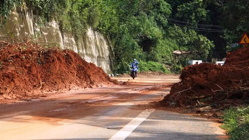 Một điểm sạt lở trên đường Hoàng Sa, Sơn Trà vừa được khắc phục tạm.