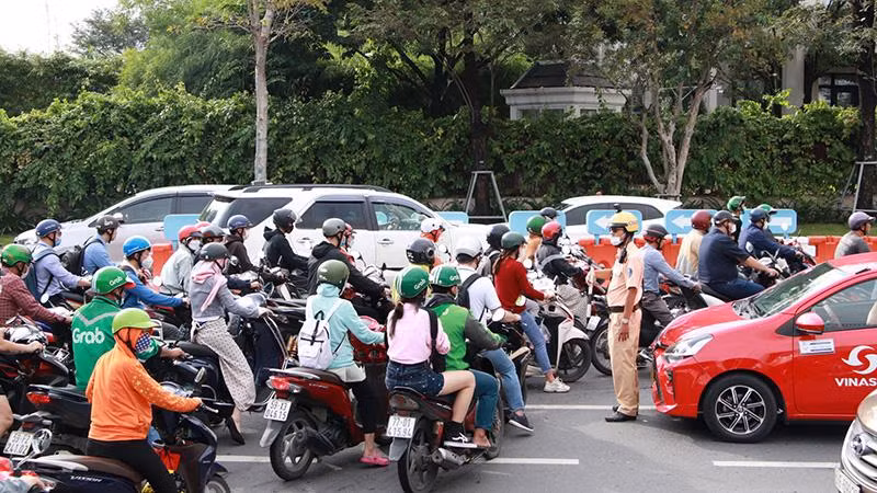 Cảnh sát giao thông có mặt từ sớm ở khu vực dưới chân cầu Sài Gòn để điều tiết phương tiện lưu thông.